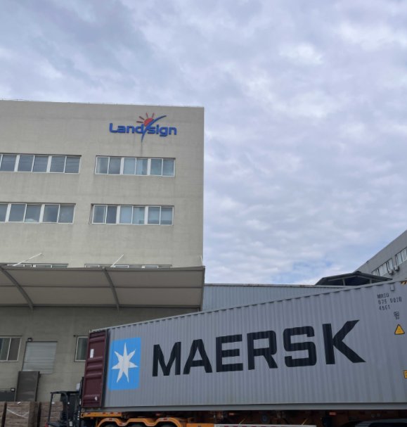 การโหลดและขนส่งตู้คอนเทนเนอร์ในช่วงเช้าเริ่มต้นที่ Landsign